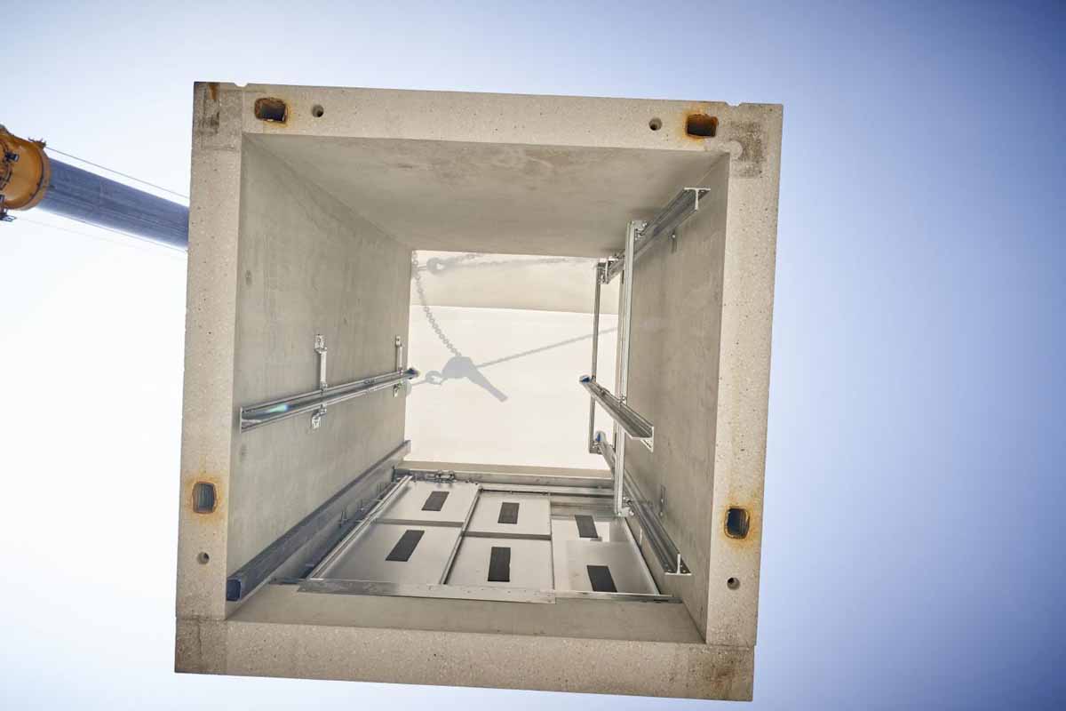 Pending cabin over the shaft