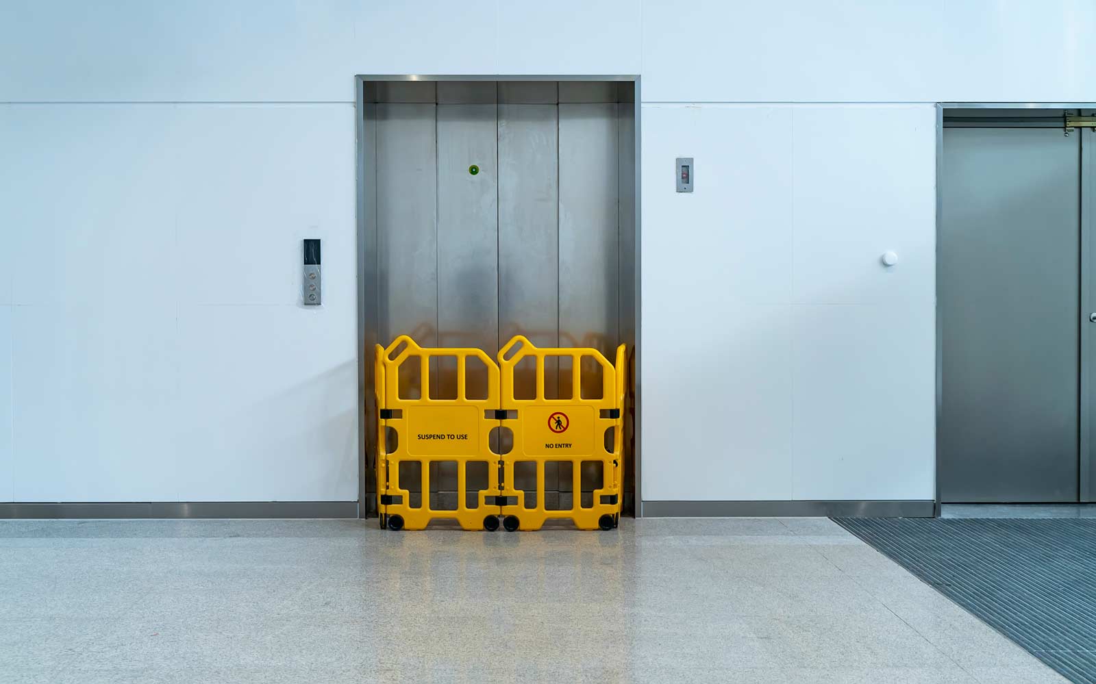 suspend to use and no entry sign near an lift, warning sign
