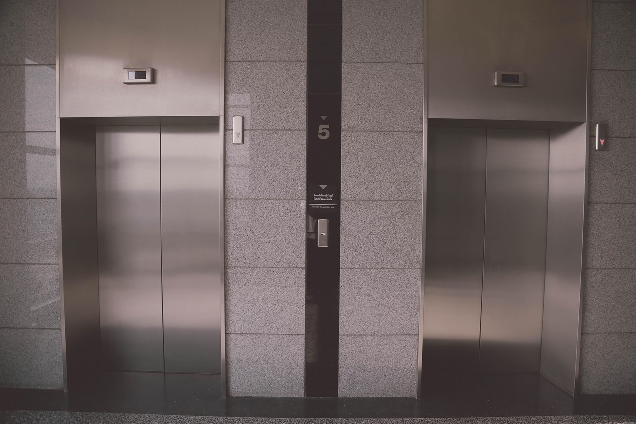 HONG KONG’S ELEVATOR MAINTENANCE INDUSTRY SEVERELY UNDERSTAFFED image by nakataza02 for Pixabay