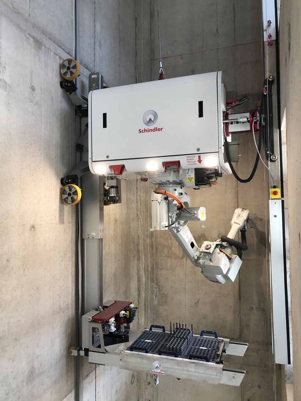 Installationsroboter Schindler RISE bei der Arbeit