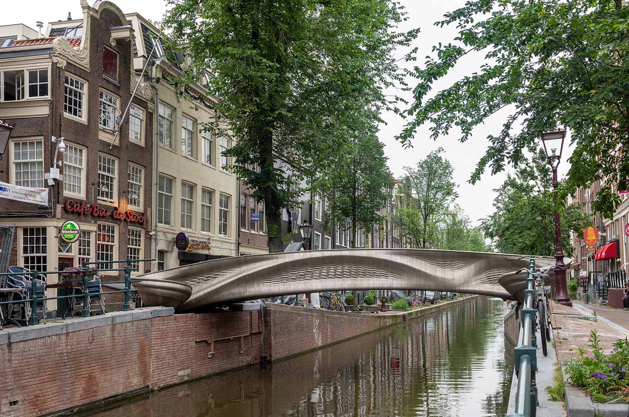 Stahlbrücke im Stadtzentrum von Amsterdam