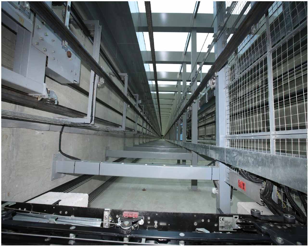 Panoramik bir asansör asansör boşluğundan aşağıya bakmak