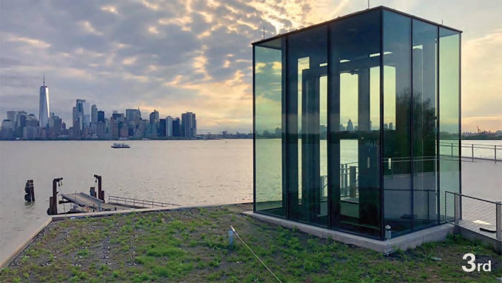 Horizontes de la ciudad y edificios altos - Elevador de vidrio del museo Liberty Island