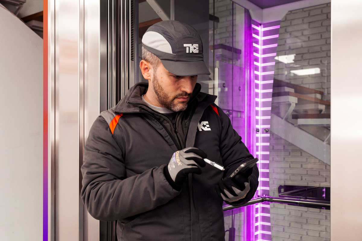 Tecnico di manutenzione intelligente al lavoro