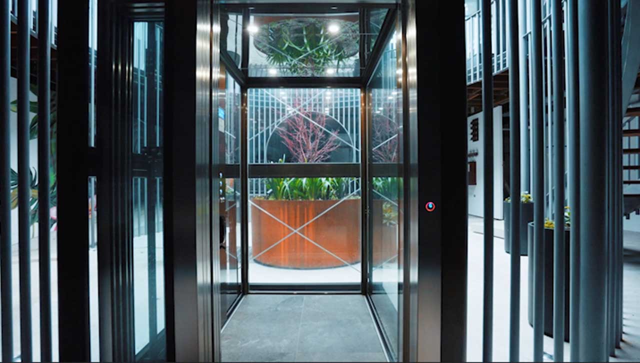 cabina de cristal del ascensor