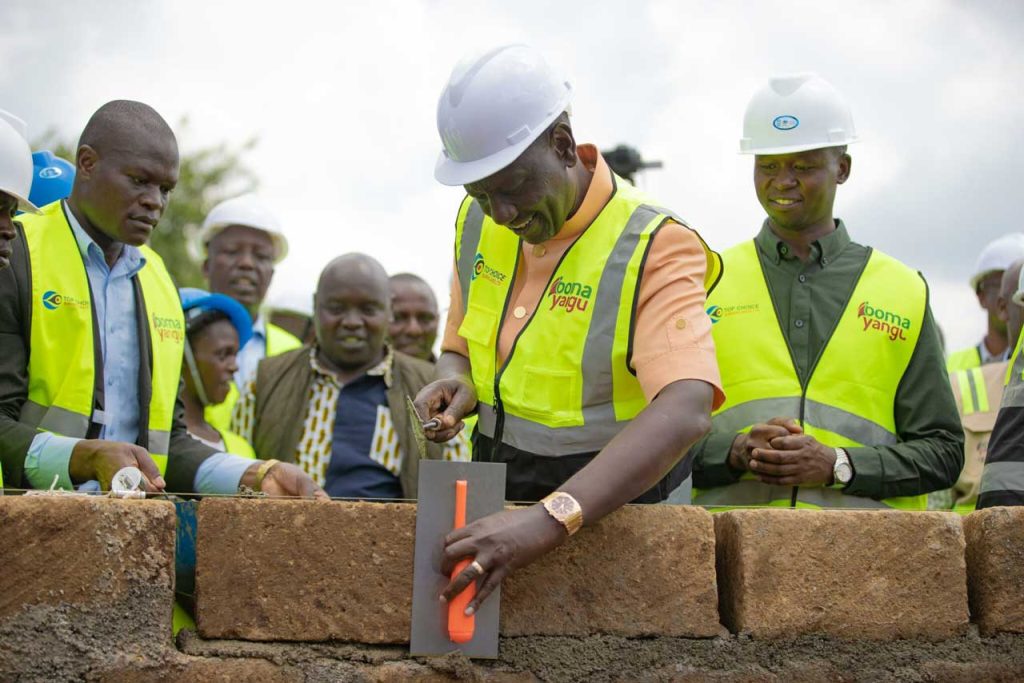 El presidente de Kenia, William Ruto, coloca la primera piedra