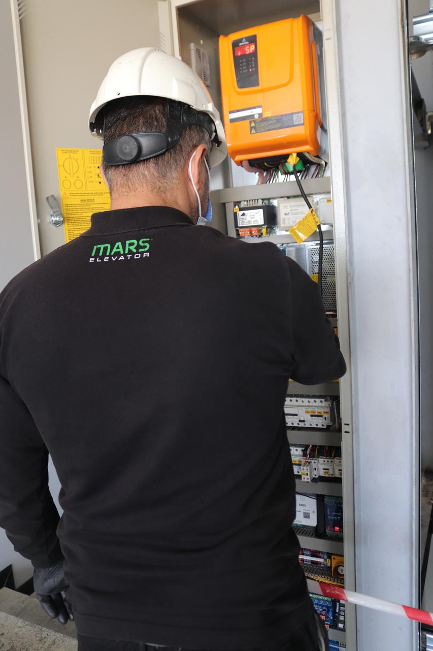 Mantenimiento, Reparación y Modernización - ¿Se Caen los Ascensores?