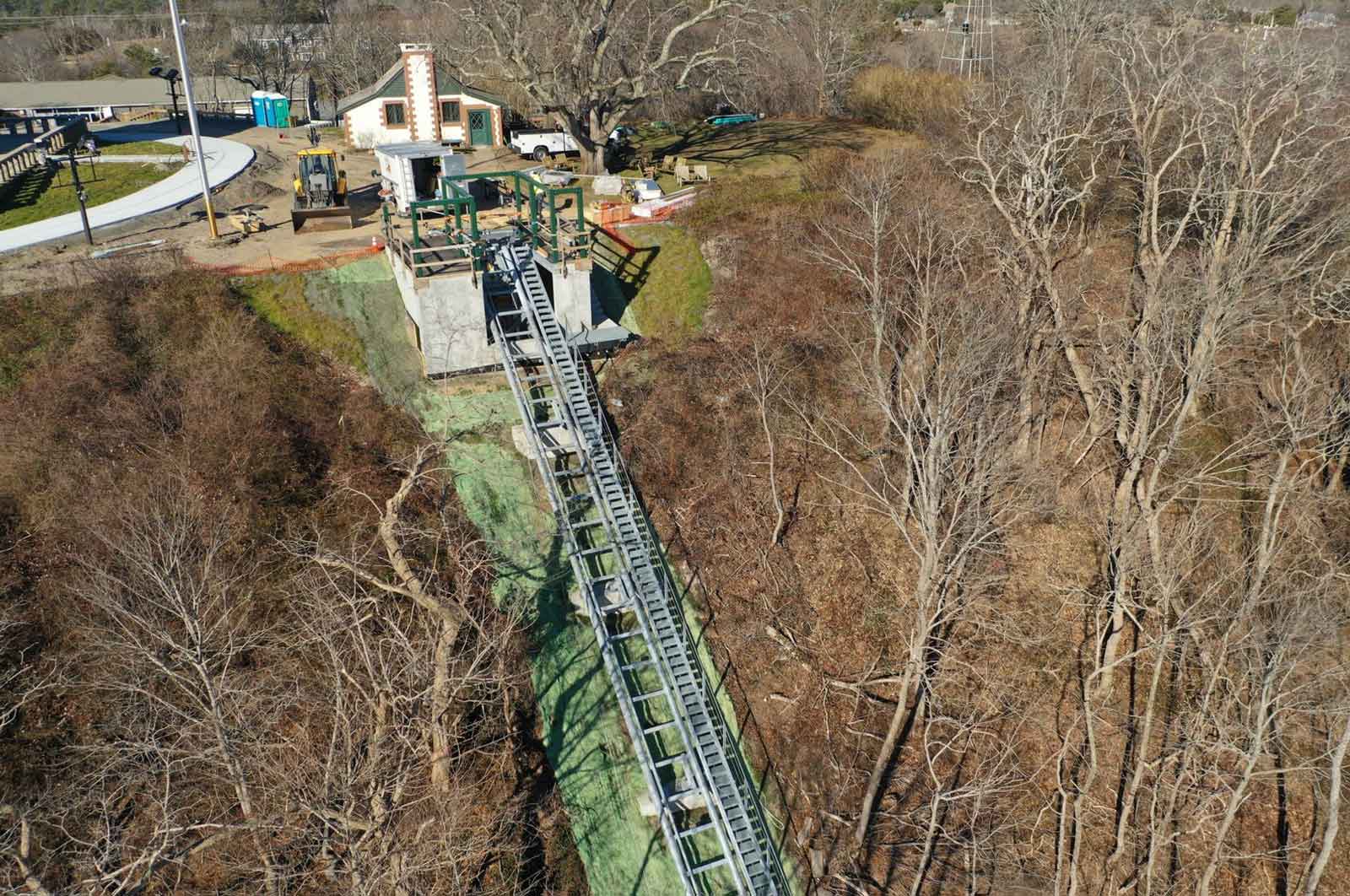 Los rieles y los escalones de emergencia bajo instalación.