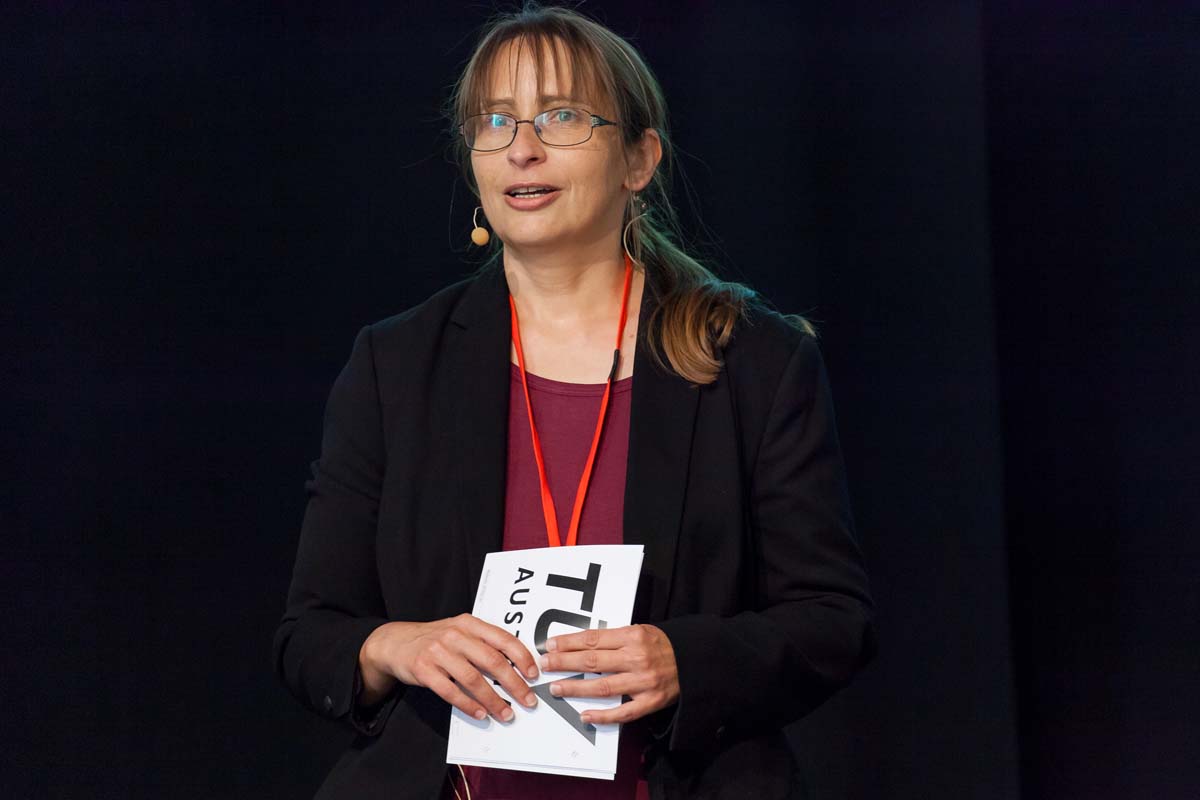 La moderatrice Karin Newald sul palco