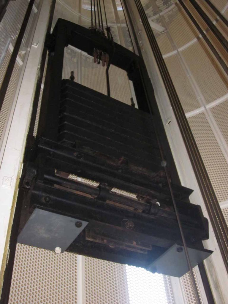El humilde contrapeso del ascensor
