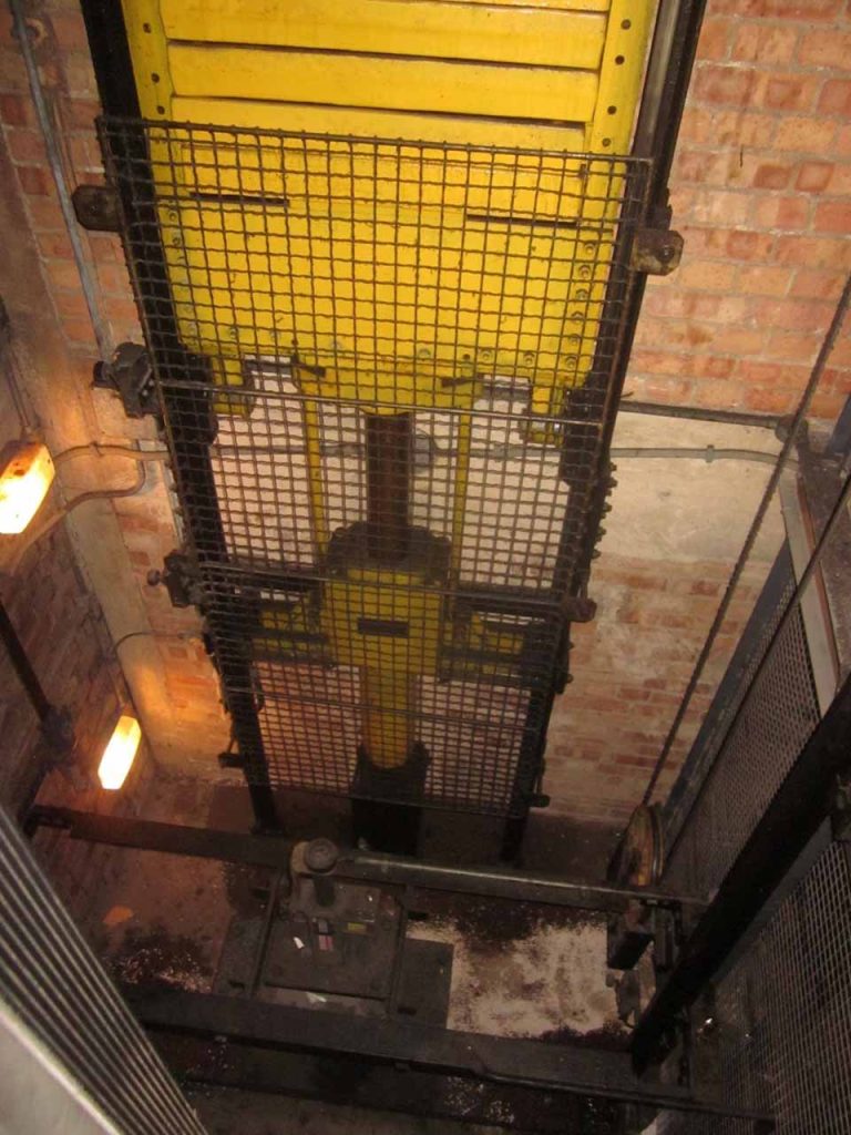 El humilde contrapeso del ascensor