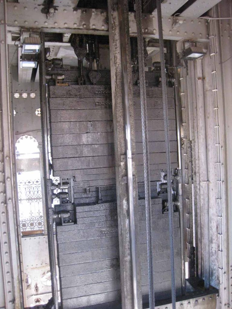 El humilde contrapeso del ascensor