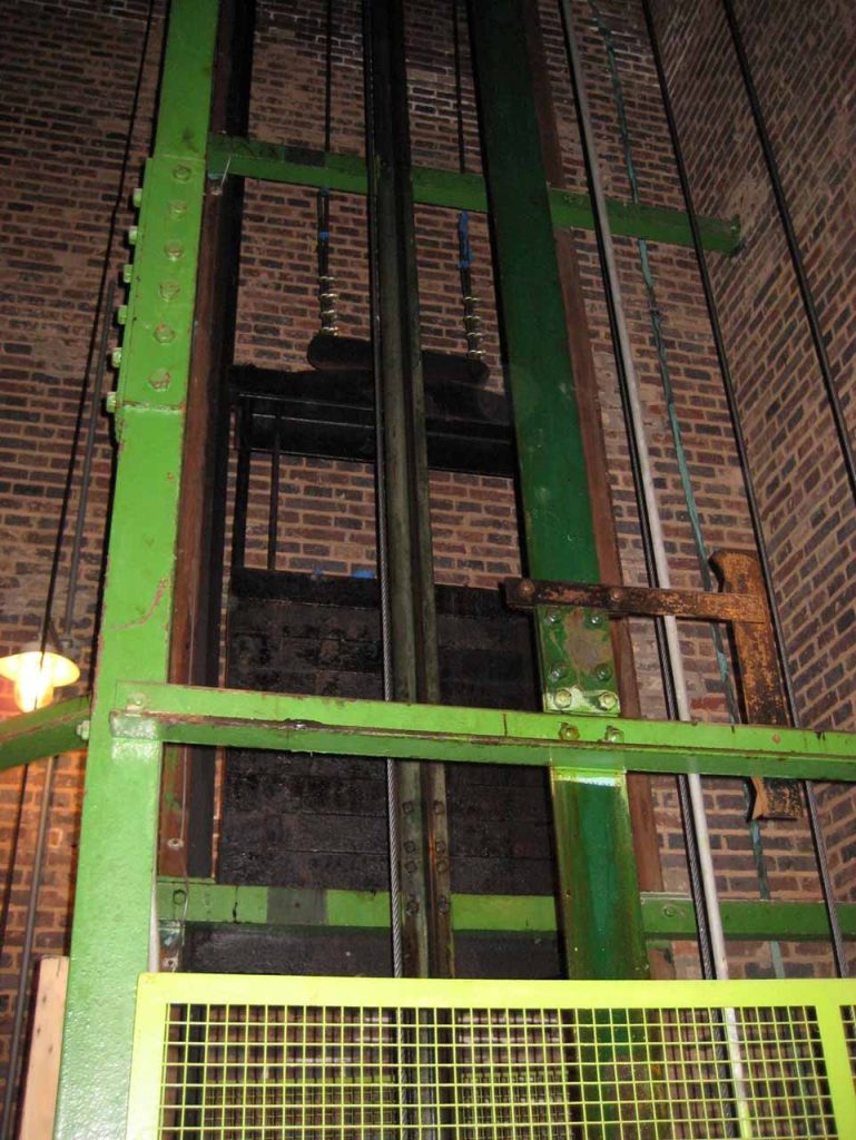 El humilde contrapeso del ascensor