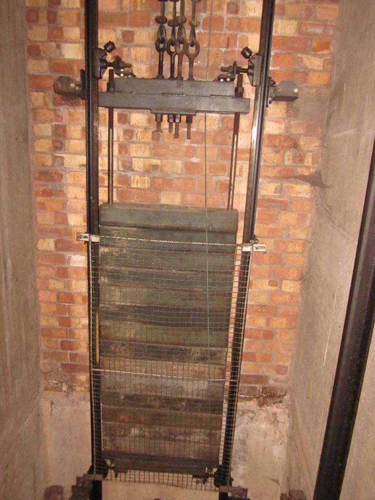 El humilde contrapeso del ascensor