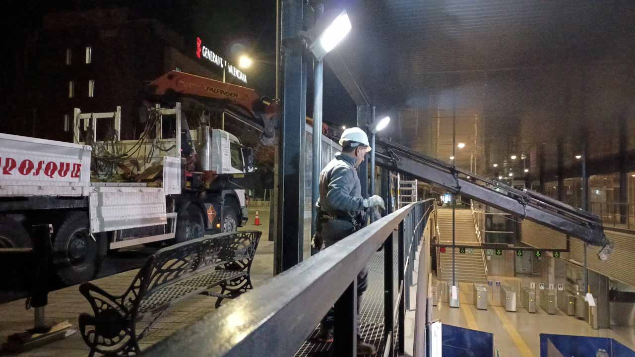 Gru al lavoro all'interno della stazione.