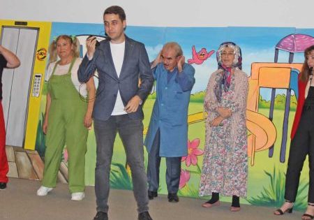 AKM Lift Children's Theater Teaches With Art