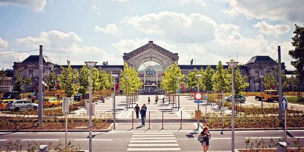 Belgian Train Station Passengers Deal With VT Malfunctions