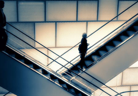 The number of passengers on shopping center escalators will be restricted; photo by Albrecht Fietz from Pixabay. 