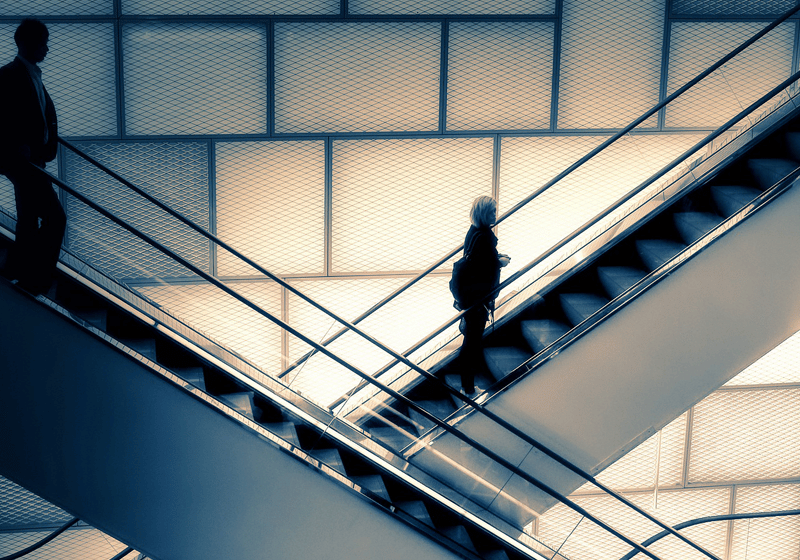 The number of passengers on shopping center escalators will be restricted; photo by Albrecht Fietz from Pixabay. 