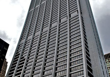 Chase Tower is most recognizable for its inward-sweeping curve which recedes more than 100 ft from bottom to top; photo by Monika Thorpe for Wikipedia.