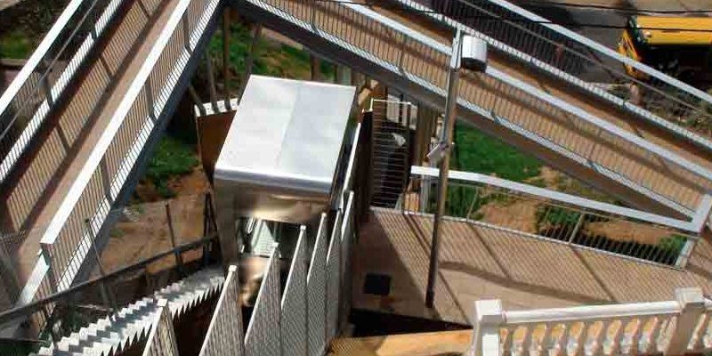 Instalación de escaleras mecánicas mejora la movilidad
