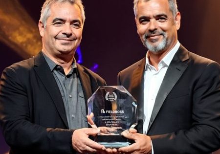 (l-r) FIELDBOSS Founder Jonathan Taub and Field Service Software IO Founder Chip Alvarez at the awards ceremony; image via The Globe and Mail