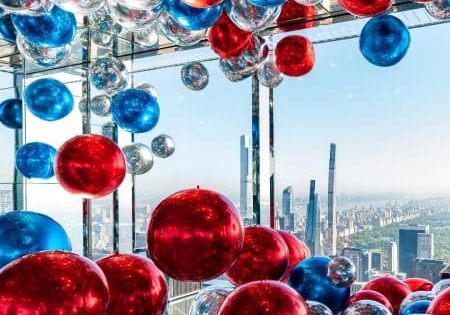 Patriotic balloons in the Affinity room; image courtesy of SUMMIT One Vanderbilt