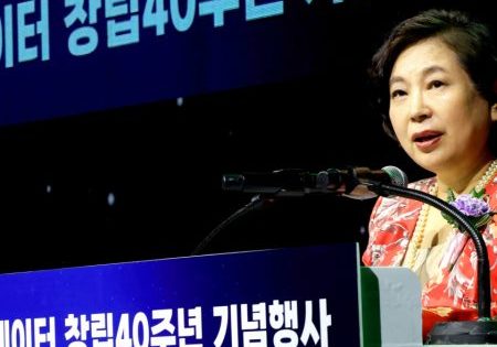 Hyundai Group Chairwoman Hyun Jeong-eun delivers a speech at the 40th anniversary event held at Chungju Hyundai Elevator Smart Campus; image courtesy of Hyundai Elevator.