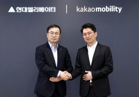 (l-r) Hyundai Elevator CEO Cho Jae-cheon and Kakao Mobility CEO Ryu Geung-seon; image courtesy of Hyundai Elevator via KED