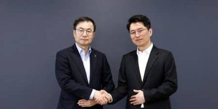 (l-r) Hyundai Elevator CEO Cho Jae-cheon and Kakao Mobility CEO Ryu Geung-seon; image courtesy of Hyundai Elevator via KED