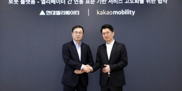 (l-r) Hyundai Elevator CEO Cho Jae-cheon and Kakao Mobility CEO Ryu Geung-seon; image courtesy of Hyundai Elevator via KED