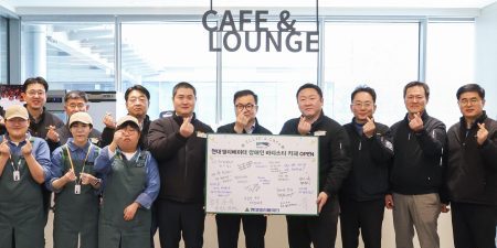 ‘Ellis Café’ employees; image via TOPDaily