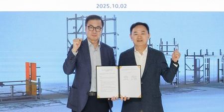 HYUNDAI ELEVATOR SIGNS MOU FOR MODULAR ELEVATOR COMMERCIALIZATION Cho Jae-cheon, CEO of Hyundai Elevator, left, and Yoon Jeong-il, head of Hyundai E&C's purchasing division, sign an MoU at Hyundai E&C's headquarters in Jongno-gu, Seoul; image courtesy of Hyundai Elevator