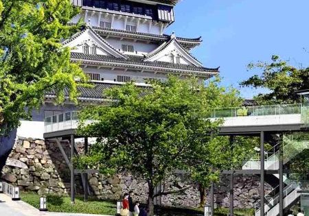 JAPAN CASTLE TO GET OUTDOOR ELEVATOR Rendering of the outdoor elevator; image via The Japan News