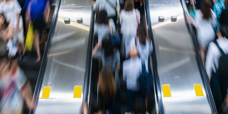 Japanese City to Forbid Walking, Running on Escalators