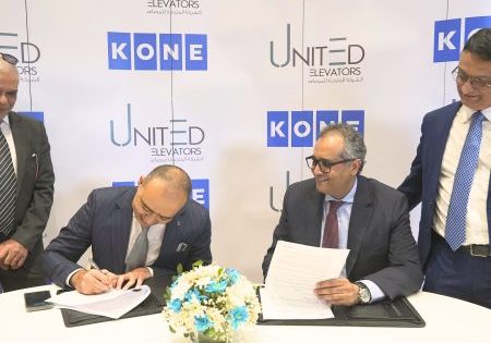 KONE Egypt and United Elevators officials sign the strategic contract; image courtesy of KONE.