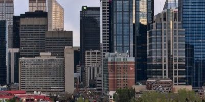 Calgary, au Canada, fait partie des villes qui connaissent du succès avec leurs programmes de conversion de bureaux en logements ; photo de mherfurt pour Pixabay.