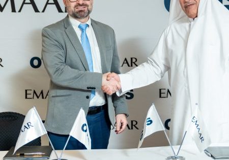 Enrique Miñarro Viseras, president, Otis EMEA, and Ahmed Al Matrooshi, executive board member and managing director, Emaar Properties, sign the modernization and service agreement for Burj Khalifa; photo courtesy of Otis. 