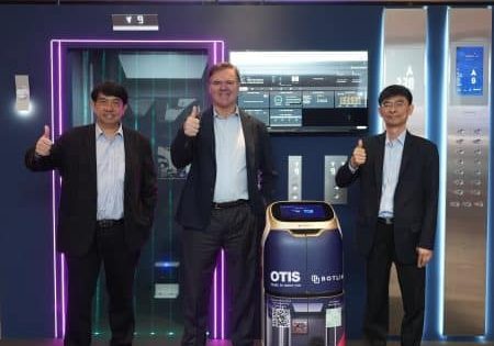 (l-r) Otis Thailand MD Worraphan Khemasingki, Otis Southeast Asia MD Grant Mooney and Otis Associate Director, New Equipment Sales, Thailand Boonlert Homapant at the launch; image courtesy of Otis