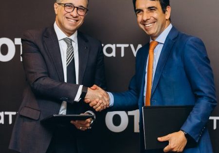 (l-r) Dr. Ahmed Shalaby, co-founder, president and CEO of Tatweer Misr and João Penedo, Otis senior vice president for Iberia, Africa and the Middle East, during the signing of the agreement; image courtesy of Otis