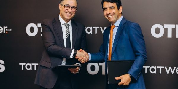 (l-r) Dr. Ahmed Shalaby, co-founder, president and CEO of Tatweer Misr and João Penedo, Otis senior vice president for Iberia, Africa and the Middle East, during the signing of the agreement; image courtesy of Otis