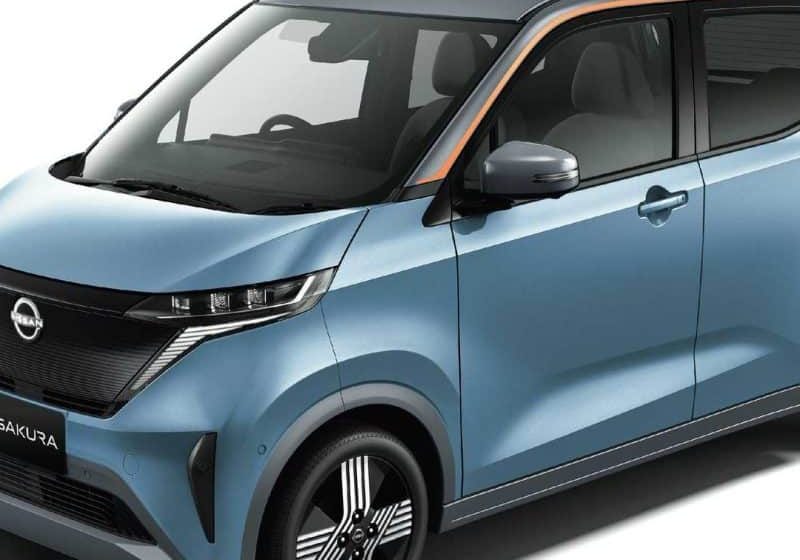 Tamamen elektrikli bir Nissan Sakura'nın pili, bir asansörü 10 saat boyunca düşük hızda tutmak için kullanıldı; Motor1 aracılığıyla görüntü.