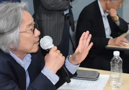 Chung Kyoo Suk, Electrical Engineering Section chief, USACE — FED, answers questions about FED's updated elevator specifications during an Elevator Industry Day hosted by the district, KOLA and KoELSA in Seoul on May 3; photo by Rachel Napolitan.